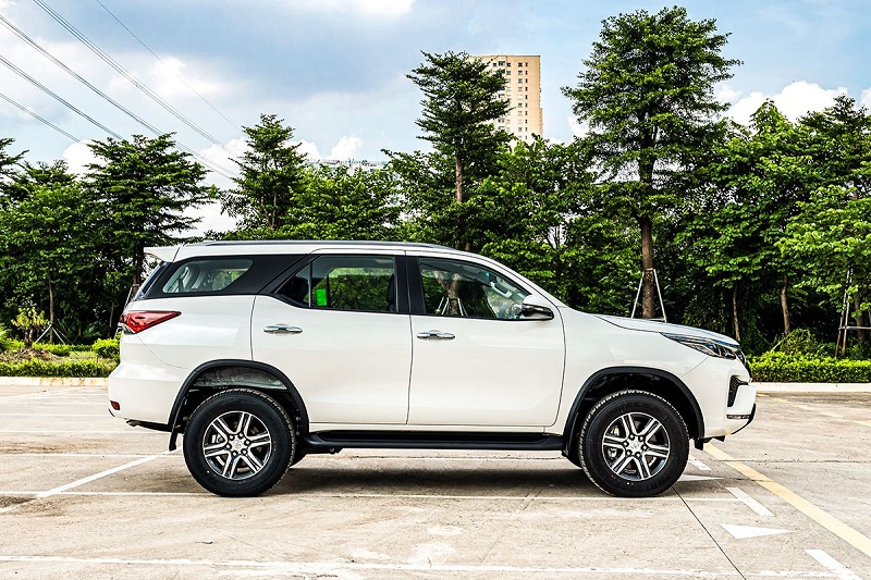 Mẫu xe  Fortuner 7 chỗ  tự lái màu trắng cho thuê giá tốt